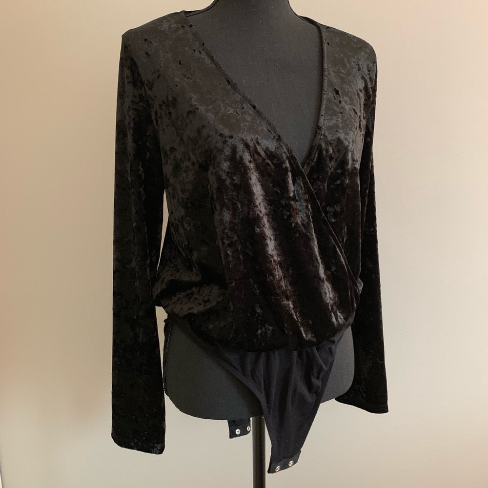 NWT 🏷 Crushed velvet bodysuit